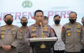 Ilustrasi jajaran perwira tinggi dan lambang korps kepolisian Republik Indonesia.