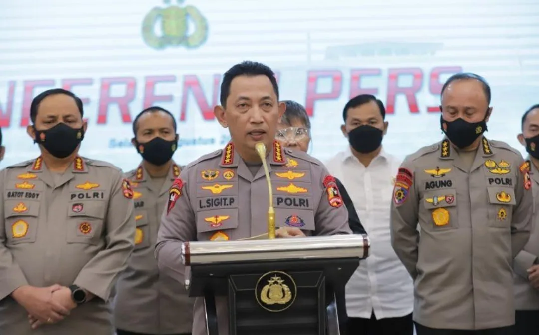 Ilustrasi jajaran perwira tinggi dan lambang korps kepolisian Republik Indonesia.