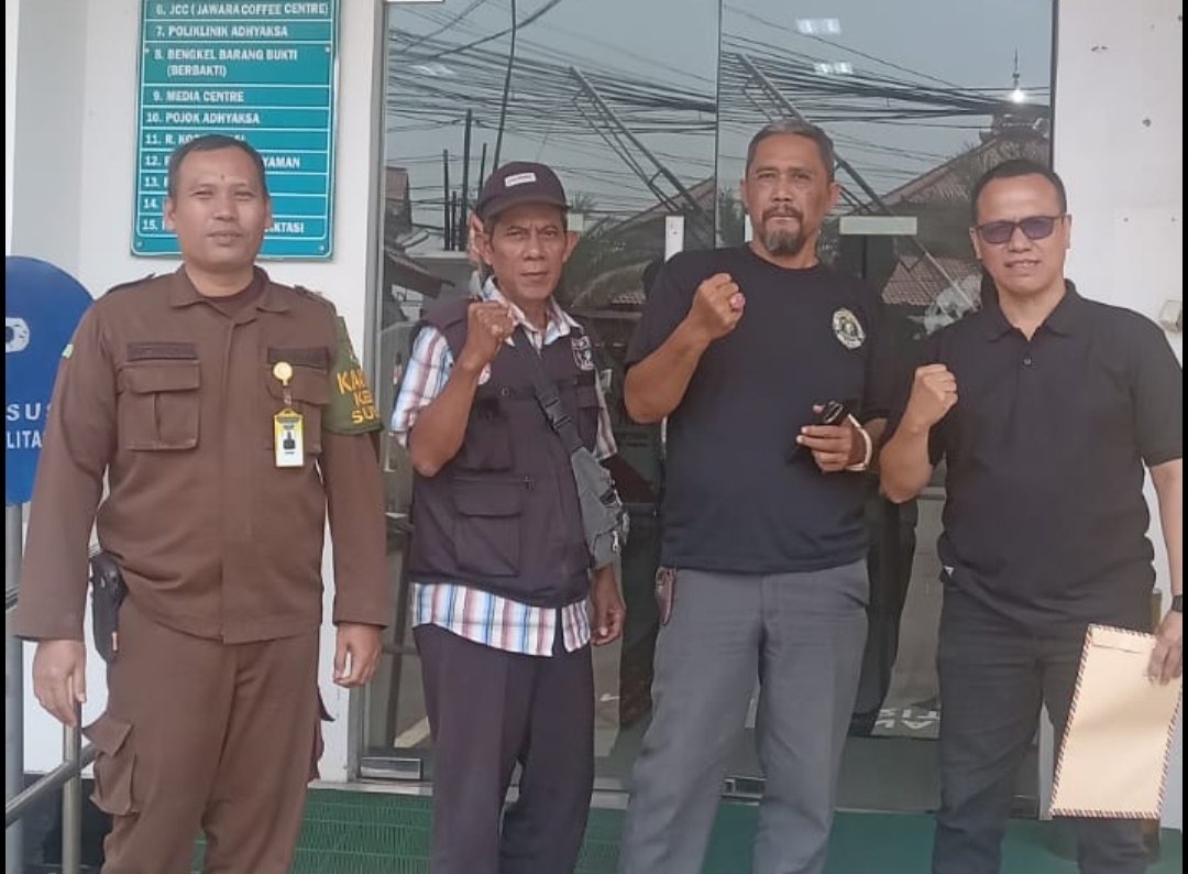 Perwakilan Komunitas Masyarakat Peduli Anti Korupsi (KOMPAK) Subang saat menyerahkan laporan dugaan penyimpangan Dana Desa.