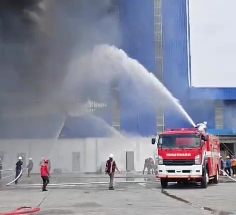 Proses penanganan dan evakuasi pasca kebakaran di kawasan pabrik PT Evyap Sabun Indonesia, KEK Sei Mangkei.
