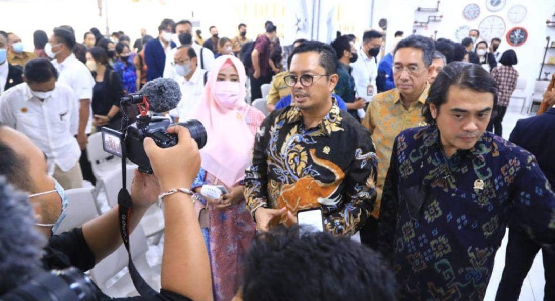 gedung parlemen DPD RI dan foto kegiatan internasional di Bangkok.