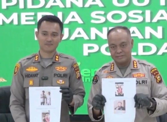 telepon seluler dengan konfres di Polda Riau saat penetapan tersangka