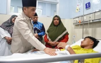 Wakil Menteri Agama menjenguk para korban keracunan program Makan Bergizi Gratis di rumah sakit.