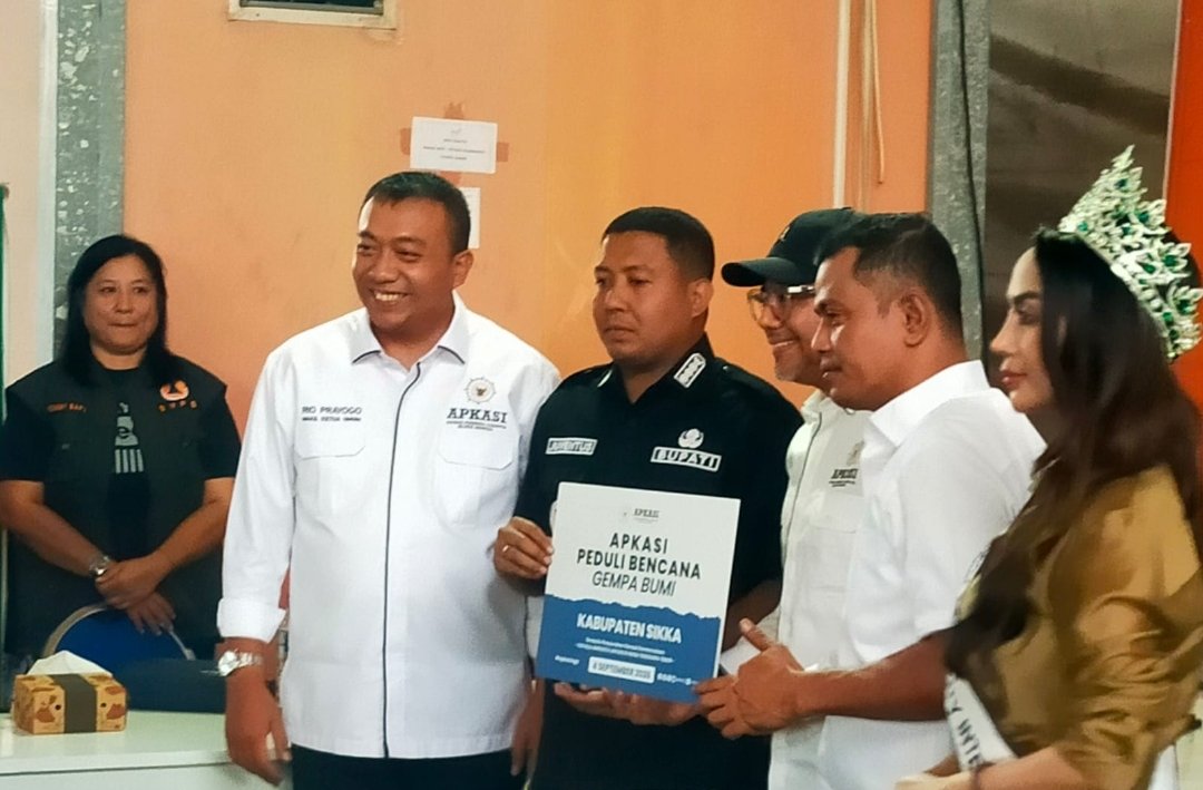 Penyerahan bantuan kemanusiaan oleh APKASI di Posko Tanggap Darurat Bencana Kabupaten Sikka.