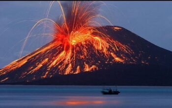 Semburan lava pijar dan aktivitas vulkanik Gunung Anak Krakatau di Selat Sunda.