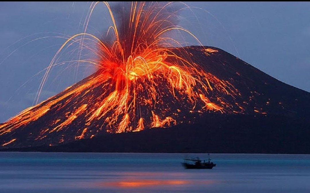 Semburan lava pijar dan aktivitas vulkanik Gunung Anak Krakatau di Selat Sunda.