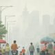 Suasana jalanan di Jakarta diselimuti debu akibat sebaran abu vulkanik Anak Krakatau.