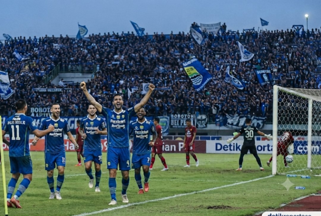 Selebrasi pemain Persib Bandung usai mencetak gol di Stadion GBLA.