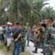 Petugas kepolisian dari Polda Riau saat memberikan keterangan pers terkait penangkapan tersangka penyerangan lahan di Rokan Hulu.