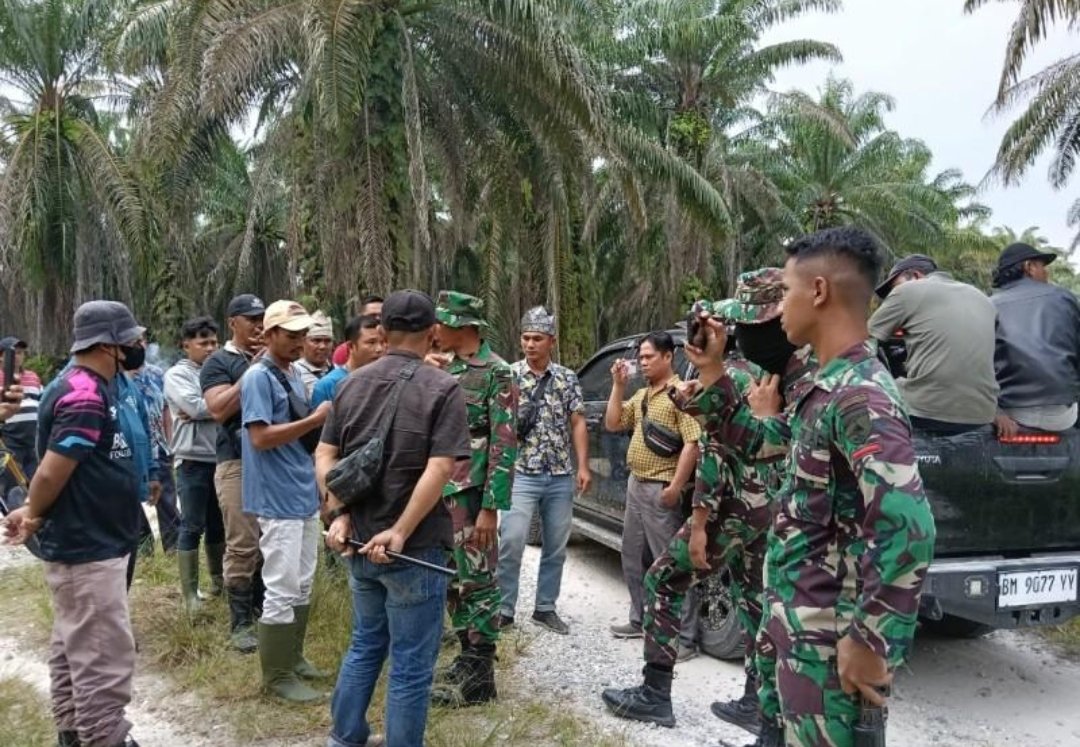 Petugas kepolisian dari Polda Riau saat memberikan keterangan pers terkait penangkapan tersangka penyerangan lahan di Rokan Hulu.