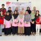 Mahasiswa KKN-T Unhas mendampingi kader Posyandu mempraktikkan pengukuran tinggi badan balita di Jeneponto.