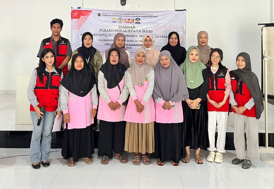 Mahasiswa KKN-T Unhas mendampingi kader Posyandu mempraktikkan pengukuran tinggi badan balita di Jeneponto.