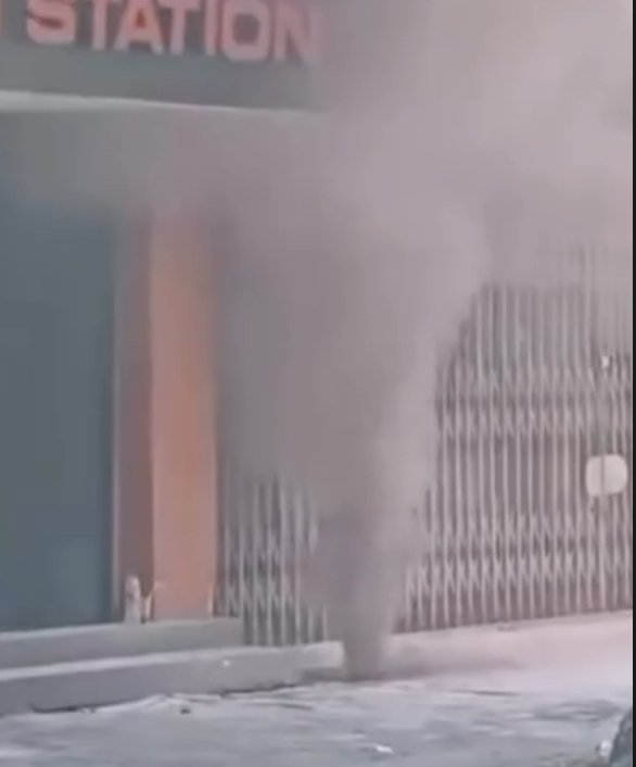 Warga melihat kepulan asap hitam yang menyembur dari bawah tanah di kawasan Pasar Baru.