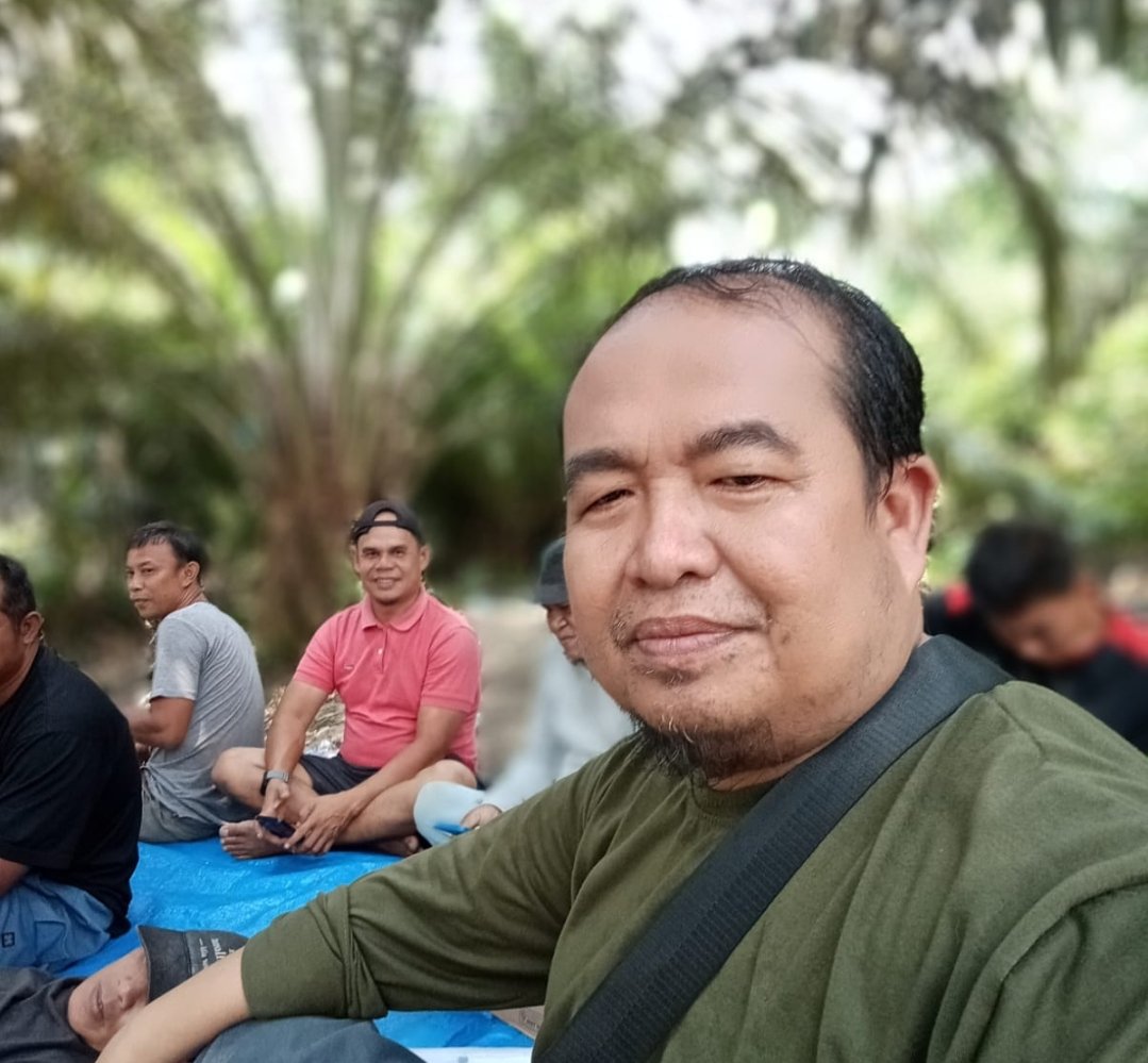 Tokoh masyarakat dan pengurus LAMR Pelalawan saat memberikan keterangan pers terkait lahan eks PT CAS.