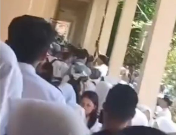 Ratusan siswa SMAN 1 Pamanukan menggelar aksi protes di gerbang sekolah.