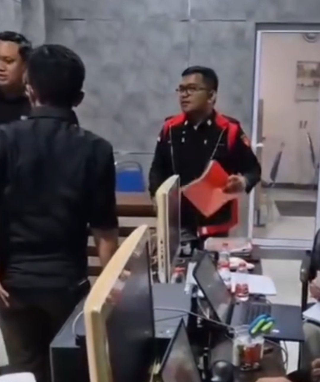 Tim penyidik Kejari Kepulauan Meranti saat menggeledah Kantor Bupati di Jalan Dorak, Selatpanjang.
