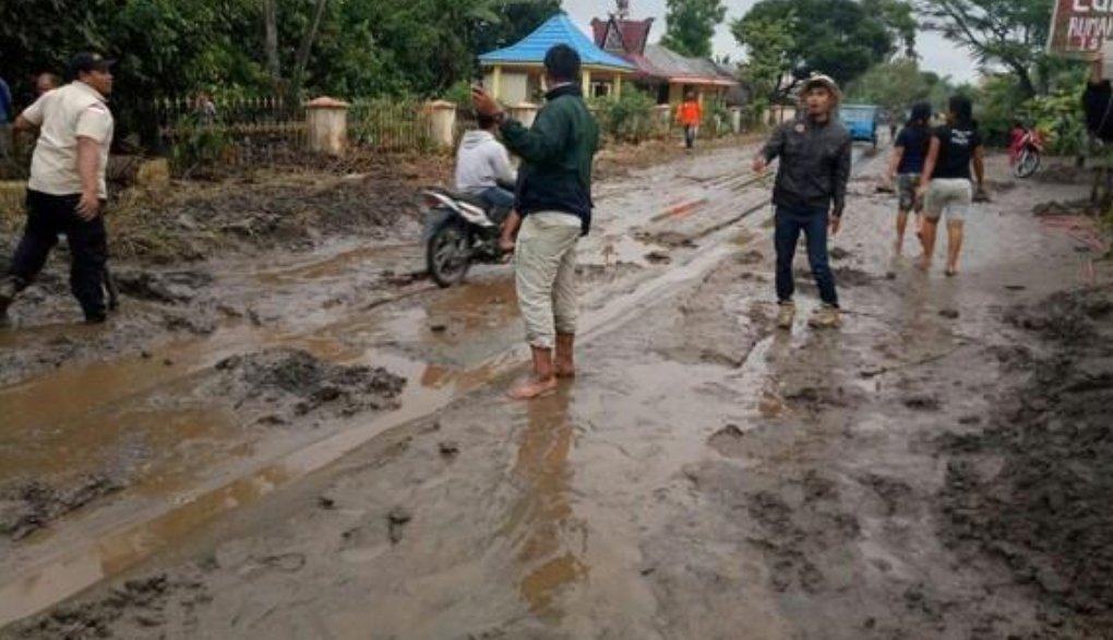 Aliran lahar dingin Gunung Sinabung yang menerjang kawasan aliran sungai di Karo.