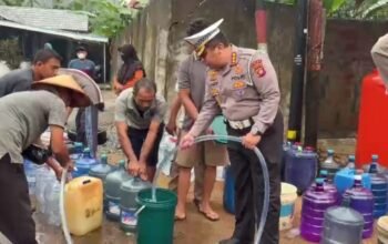 15 Ribu Liter Air Bersih Dikirim untuk Warga Kubu Raya, Ditlantas Polda Kalbar Bergerak di Tengah Kekeringan dan Karhutla