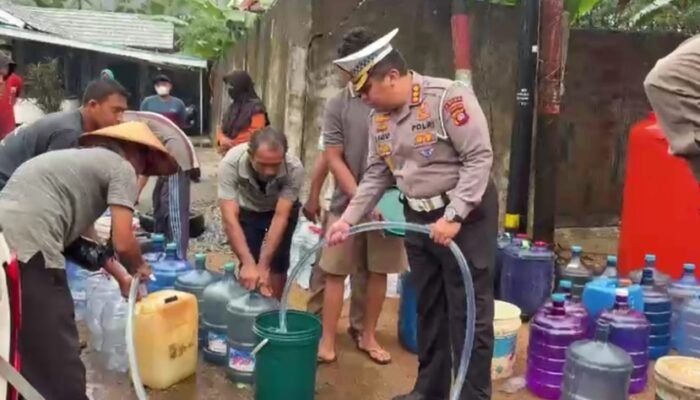 15 Ribu Liter Air Bersih Dikirim untuk Warga Kubu Raya, Ditlantas Polda Kalbar Bergerak di Tengah Kekeringan dan Karhutla