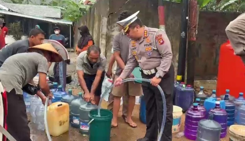 Petugas Ditlantas Polda Kalbar menyalurkan bantuan air bersih untuk warga Kubu Raya yang dilanda kekeringan.