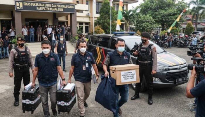 KPK Geledah ULP dan Dinas PUPR Muara Enim, Penyidik Bawa Koper, Publik Menunggu Penjelasan