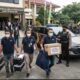 Suasana penggeledahan oleh tim penyidik KPK di kantor pemerintahan Kabupaten Muara Enim.