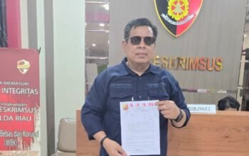 Perwakilan Aliansi Jurnalis Anti Rasuah (AJAR) saat menyampaikan laporan resmi di Mapolda Riau.
