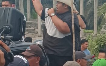 Sungai Kerumutan Disorot, DLH Segel Outlet IPAL PT KPT Usai Bupati Zukri Turun ke Lokasi Tim DLH Pelalawan bersama pihak terkait saat melakukan penyegelan outlet IPAL di area PT KPT.