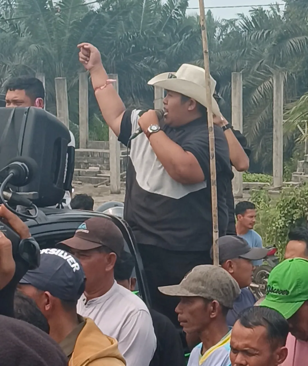 Tim DLH Pelalawan bersama pihak terkait saat melakukan penyegelan outlet IPAL di area PT KPT.