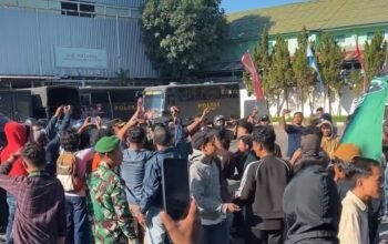 Aksi unjuk rasa mahasiswa dan buruh di depan Kantor Pertamina Patra Niaga Regional Sulawesi di Makassar.