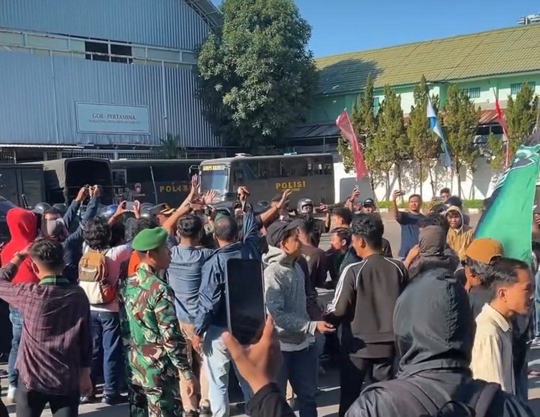 Aksi unjuk rasa mahasiswa dan buruh di depan Kantor Pertamina Patra Niaga Regional Sulawesi di Makassar.
