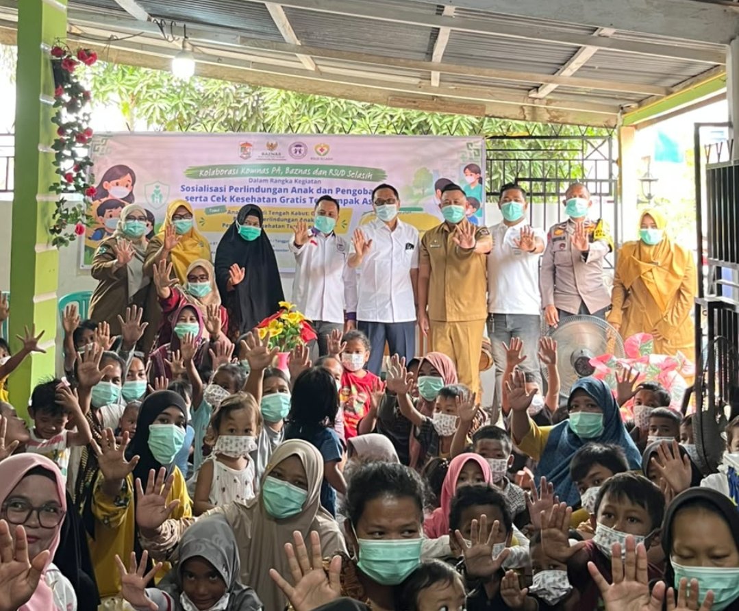 Tim medis RSUD Selasih bersama Komnas PA dan Baznas Pelalawan memeriksa kesehatan anak-anak korban kabut asap.