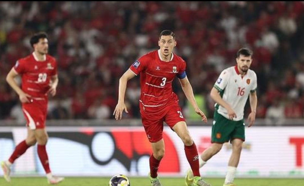 kapten Timnas Indonesia Jay Idzes dalam balutan jersey saat mengawal lini belakang.