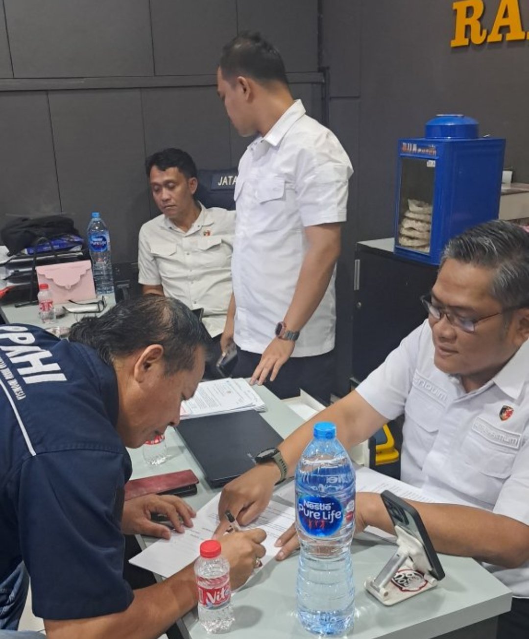Ilustrasi suasana penandatanganan akta perdamaian dan proses hukum terkait kasus Susi Purwanti di Semarang.