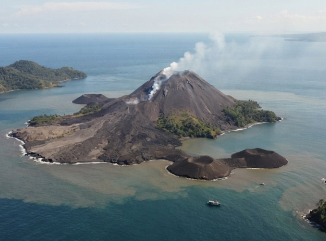 Citra satelit penampakan daratan baru di sekitar Gunung Anak Krakatau.