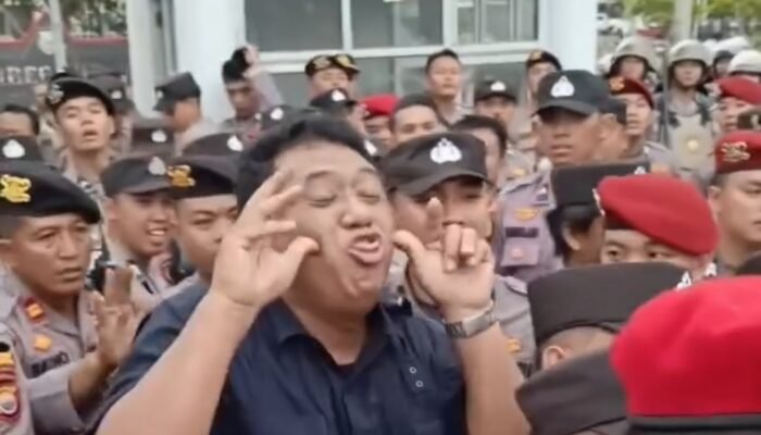 Viral! Pria di Barisan Aparat Diduga Julurkan Lidah ke Massa saat Aksi Hari Tani, Polda Bengkulu Turun Tangan