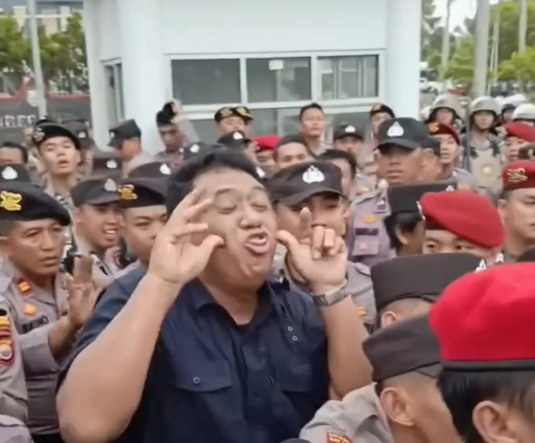 Suasana pengamanan aksi unjuk rasa Hari Tani Nasional di depan Kantor Gubernur Bengkulu.