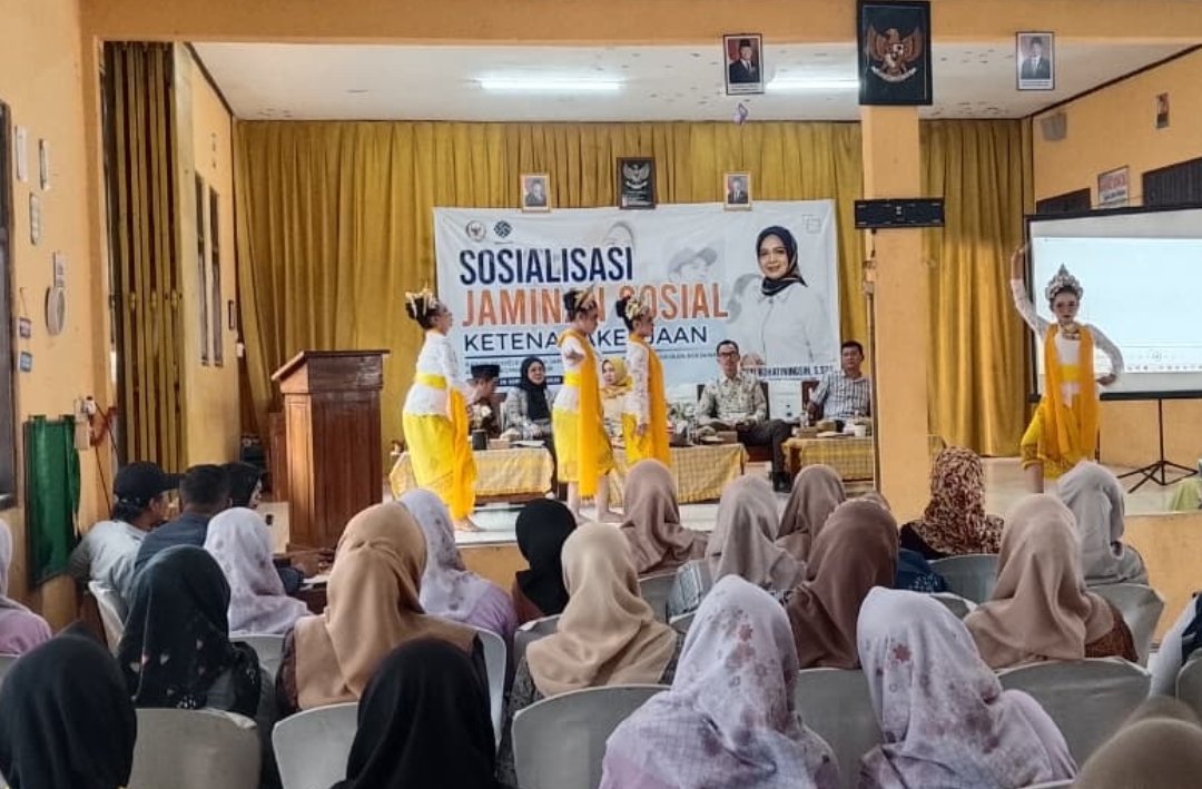 Suasana sosialisasi BPJS Ketenagakerjaan yang dihadiri 775 warga di Aula SMP 2 Desa Madura, Wanareja, Cilacap.