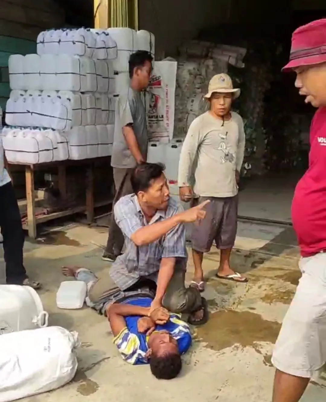 Pria dengan tangan terikat diamankan warga di Simpang Pancing, Kelurahan Sorek Satu, Pelalawan.