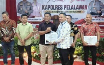 Penyerahan penghargaan pencegahan karhutla kepada PT Musim Mas dalam acara Pamit Kenal Kapolres Pelalawan.