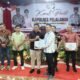 Penyerahan penghargaan pencegahan karhutla kepada PT Musim Mas dalam acara Pamit Kenal Kapolres Pelalawan.