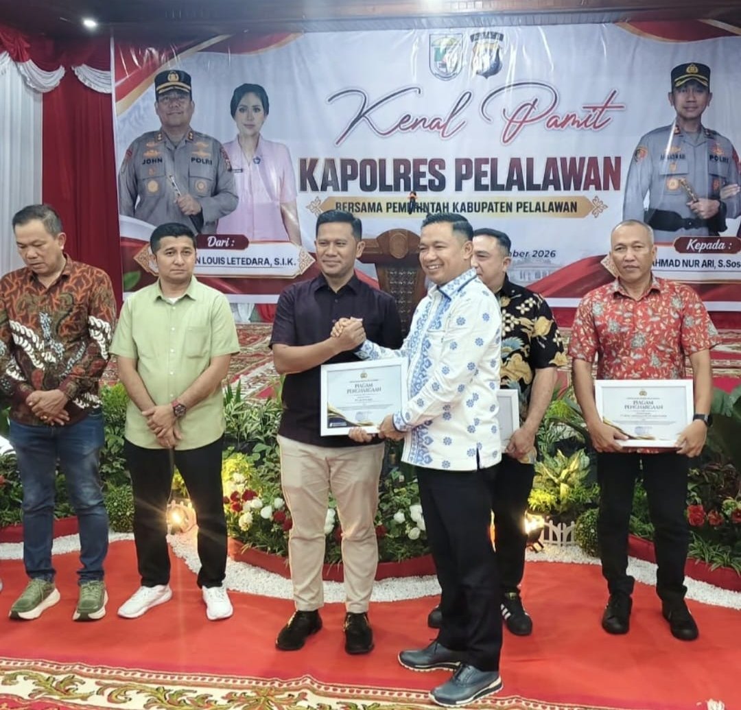 Penyerahan penghargaan pencegahan karhutla kepada PT Musim Mas dalam acara Pamit Kenal Kapolres Pelalawan.