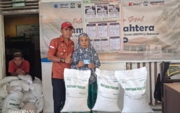 Suasana penyaluran bantuan Cadangan Pangan Pemerintah (CPP) kepada warga di Kelurahan Panaikang, Jeneponto.