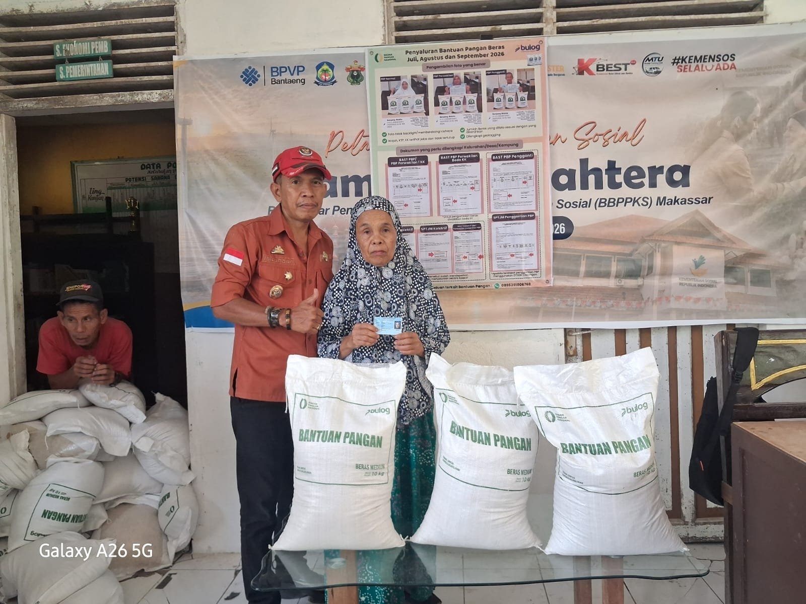 Suasana penyaluran bantuan Cadangan Pangan Pemerintah (CPP) kepada warga di Kelurahan Panaikang, Jeneponto.