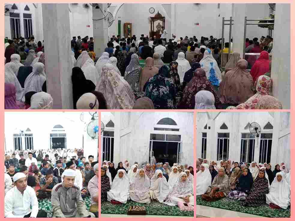 Wakil Bupati Pelalawan Husni Tamrin saat menyerahkan sedekah dan berinteraksi dengan jamaah di Masjid Roisyam.