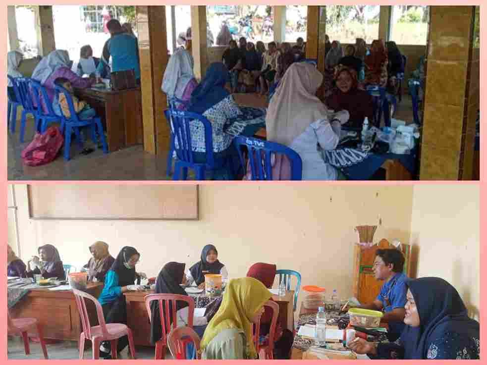 Petugas medis Puskesmas Bandar Pacitan saat melakukan pemeriksaan kesehatan gratis dan cek gula darah kepada warga desa
