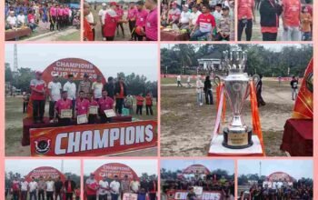 Penyerahan piala dan hadiah oleh Camat Pangkalan Kuras Rudiyanto kepada tim juara Terantang Manuk Cup IV 2026.