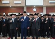 Bupati Ketapang lantik dan ambilan Sumpah/Janji Jabatan Administrator dan Pengawas di Lingkungan Pemerintah ketapang   Ketapang, DetikReportase.com kalbar – Bupati Ketapang lantik dan ambilan Sumpah/Janji Jabatan Administrator dan Pengawas di Lingkungan Kabupaten Ketapang, Jumat (2/10/2026) di lantai tiga  ruang rapat utama kantor bauapati. Berikut adalah daftar lengkap pejabat yang dilantik di lingkungan Pemerintah Kabupaten Ketapang   A. JABATAN ADMINISTRATOR (59 Pejabat)  1.Indrawati Kusuma Widhiastuti, S.I.P., M.Sc. – Kepala Bagian Perencanaan dan Keuangan Sekretariat Daerah 2Teddy Safrudin, S.IP – Kepala Bagian Organisasi Sekretariat Daerah 3.Andri Relegion, S.STP., M.A.P. – Kepala Bagian Protokol dan Komunikasi Pimpinan Sekretariat Daerah 4.Christine Sintari Ellen, S.Str., M.Sos. – Sekretaris Dinas Pendidikan 5.Prajuneka, S.K.M., M.PHC – Sekretaris Dinas Perhubungan 6.Asep Suhendar, S.E. – Sekretaris Dinas Komunikasi dan Informatika 7. Seth Arel, S.Th., M.A.P. – Sekretaris Dinas Pemberdayaan Masyarakat dan Pemerintahan Desa 8. Elly Hendrawati, SP, MMA – Sekretaris Dinas Pertanian, Peternakan dan Perkebunan 9. Hermansyahwiran, S.HUT., M.Sos. – Sekretaris Satuan Polisi Pamong Praja 10. Florensius Y.M. Tapun, S.T., M.A.P. – Sekretaris Badan Riset dan Inovasi Daerah 11. Yuliana KISLIN, S.Sos., M.A.P. – Sekretaris Badan Pendapatan Daerah 12. Drs. Nuryono, M.A.P. – Inspektur Pembantu I Inspektorat 13. Sutan Hariri Harahap, S.E., M.E. – Inspektur Pembantu II Inspektorat 14. Andi Manalu, S.PI., M.SoS. – Inspektur Pembantu IV Inspektorat 15. Sidik Budiyono, S.STP., M.M. – Inspektur Pembantu V Inspektorat 16. Amrullah, S.PKP., M.M. – Camat Delta Pawan 17. Trasunsius, S.Pd.SD., M.A.P. – Camat Jelai Hulu 18. Suryadi, S.PD – Camat Kendawangan 19. Abu Haira, S.IP., M.Sos. – Camat Nanga Tayap 20. Yuvinsius Seliman, S.E., M.E. – Camat Simpang Dua 21. Kristina Yesi Winarti, S.E., M.A.P. – Camat Simpang Hulu 22. Daniel Laumakany, S.TH., M.Pd.K – Camat Sungai Melayu Rayak 23. Helarius Trisno, S.Pd., M.A.P. – Kepala Bidang Pembinaan Sekolah Dasar Dinas Pendidikan 24. Toyib, S.Pd., M.Pd. – Kepala Bidang Pembinaan Sekolah Menengah Pertama Dinas Pendidikan 25. Dwi Ariwibowo S, S.SOS., M.Si – Kepala Bidang Perpustakaan Dinas Kearsipan dan Perpustakaan Daerah 26. Aries Pratama, S.Kom., M.M. – Kepala Bidang Kepemudaan Dinas Pemuda dan Olahraga 27. M Muhardi, SP. – Kepala Bidang Pembudayaan Olahraga Dinas Pemuda dan Olahraga 28. Frans Febryan, S.STP., M.E. – Kepala Bidang Peningkatan Prestasi Olahraga Dinas Pemuda dan Olahraga 29. Willy Indrayudha, S.E., M.M. – Kepala Bidang Sumber Daya Kesehatan Dinas Kesehatan 30. John Lay Hery, S.T., M.T. – Kepala Bidang Perindustrian Dinas Perdagangan 31. Lusia Budi Suswanti, S.Pd., M.E. – Kepala Bidang Pariwisata Dinas Pariwisata dan Kebudayaan 32. Deki Triadi, S.Pd., M.A.P. – Kepala Bidang Pengembangan Sumber Daya Ekonomi Kreatif Dinas Pariwisata dan Kebudayaan 33. Yusjunaidi, S.SOS – Kepala Bidang Fasilitasi Wilayah Desa Dinas Pemberdayaan Masyarakat dan Pemerintahan Desa 34. Wulandari, S.STP., M.A.P. – Kepala Bidang Pemerintahan Desa Dinas Pemberdayaan Masyarakat dan Pemerintahan Desa 35. Pankrasius, S.Pd., M.A.P. – Kepala Bidang Tenaga Kerja Dinas Tenaga Kerja dan Transmigrasi 36. Thrisia Edita, SP., M.A.P. – Kepala Bidang Tanaman Pangan dan Hortikultura Dinas Pertanian, Peternakan dan Perkebunan 37. Pius Iba, S.PT – Kepala Bidang Ketahanan Pangan Dinas Ketahanan Pangan dan Perikanan 38. Dedi, S.I.P – Kepala Bidang Ketentraman Masyarakat dan Ketertiban Umum Satuan Polisi Pamong Praja 39. Markus Rudi Hartono, S.P.D., M.Sos. – Kepala Bidang Perlindungan Masyarakat Satuan Polisi Pamong Praja 40. Rajansyah, S.Pd., M.PD – Kepala Bidang Pemerintahan dan Sosial Budaya Badan Perencanaan Pembangunan Daerah 41. Jamil, S.E., M.E. – Kepala Bidang Anggaran Badan Pengelola Keuangan dan Aset Daerah 42. Elisabet, S.E., M.Si. – Kepala Bidang Perbendaharaan Badan Pengelola Keuangan dan Aset Daerah 43. Prima Febria Prisliawan, S.E., M.E. – Kepala Bidang Aset Daerah Badan Pengelola Keuangan dan Aset Daerah 44. Nur Fadly, S.H., M.Si. – Kepala Bidang Pengelolaan Penerimaan Daerah Badan Pendapatan Daerah 45. Herman Suwanto, S.IP – Kepala Bidang Pengembangan Aparatur Sipil Negara Badan Kepegawaian dan Pengembangan Sumber Daya Manusia 46. Gerardus Jonoh, S.PD. – Sekretaris Badan Penanggulangan Bencana Daerah 47. Hendri, S.E., M.M. – Kepala Bidang Pencegahan dan Kesiapsiagaan Badan Penanggulangan Bencana Daerah 48. Apolonius, S.PD – Sekretaris Kecamatan Delta Pawan 49. Andreas Sartono, S.PD – Sekretaris Kecamatan Hulu Sungai 50. Iskandar, S.E., M.SOS. – Sekretaris Kecamatan Kendawangan 51. Juntin, S.PD – Sekretaris Kecamatan Manis Mata 52. Darmawansyah, S.Kom., M.Si. – Sekretaris Kecamatan Matan Hilir Selatan 53. Yako Antonius, S.Pd., M.SOS. – Sekretaris Kecamatan Nanga Tayap 54. Rahmat Kartolo, S.Pd.I., M.SOS. – Sekretaris Kecamatan Pemahan 55. Hendrikus, S.I.P., M.A.P. – Sekretaris Kecamatan Singkup 56. Suryanto, S.E., M.M. – Sekretaris Kecamatan Sungai Melayu Rayak 57. Abdul Razak, S.E., M.SOS. – Kepala Bagian Tata Usaha RSUD dr. Agoesdjam Ketapang 58. Marselius Dedi, S.STP, M.SOS – Sekretaris Dinas Kependudukan dan Pencatatan Sipil 59. Andry Novianto, S.H – Kepala Bidang Pemanfaatan Data dan Inovasi Pelayanan Dinas Kependudukan dan Pencatatan Sipil  B. JABATAN PENGAWAS (56 Pejabat) 5.Medyan, S.STP – Kepala Subbagian Protokol Bagian Protokol dan Komunikasi Pimpinan Sekretariat Daerah 4.Kordinatus, S.H., M.A.P – Kepala Subbagian Umum dan Kepegawaian Dinas Pemuda dan Olahraga 3.Neni Endang Kusniarti, S.P.D., M.A.P. – Kepala Subbagian Umum dan Kepegawaian Dinas Tenaga Kerja dan Transmigrasi 4.Supardi, S.PKP – Kepala UPT Balai Produksi Benih Tanaman Pangan dan Hortikultura Dinas Pertanian, Peternakan dan Perkebunan 5.Agus Fitria Syandi, S.E. – Kepala Subbagian Penyusunan Program dan Keuangan Satuan Polisi Pamong Praja 6.Arief Rachman, S.STP., M.E. – Kepala Subbagian Penyusunan Anggaran Badan Pengelola Keuangan dan Aset Daerah 7. Stefanus, S.E., M.A.P. – Kepala Subbagian Penatausahaan Penerimaan, Pembiayaan dan Kas Daerah Badan Pengelola Keuangan dan Aset Daerah 8. Emma Suhartini, SP – Kepala Subbagian Penyusunan Program dan Keuangan Badan Kepegawaian dan Pengembangan Sumber Daya Manusia 9. Monika, S.Pd – Kepala Subbagian Umum dan Kepegawaian Badan Kesatuan Bangsa dan Politik 10. Boromius, S.PD – Kepala Seksi Pemberdayaan Masyarakat Kecamatan Air Upas 11. Albadron, S.E. – Kepala Seksi Tata Pemerintahan Kecamatan Benua Kayong 12. Uti Assaji, S.PD – Kepala Seksi Ketentraman dan Ketertiban Umum Kecamatan Benua Kayong 13. Hartono, S.P. – Kepala Seksi Pemberdayaan Masyarakat Kecamatan Kendawangan 14. Ns. Supriyatno, S.KEP. – Kepala Seksi Ekonomi, Pembangunan dan Kesejahteraan Sosial Kecamatan Kendawangan 15. Rahmat Karminto, S.I.P. – Kepala Seksi Ekonomi, Pembangunan dan Kesejahteraan Sosial Kecamatan Manis Mata 16. Nita Rupita, A.MD – Kepala Seksi Ketentraman dan Ketertiban Umum Kecamatan Manis Mata 17. Philip, S.PD – Kepala Seksi Ekonomi, Pembangunan dan Kesejahteraan Sosial Kecamatan Manis Mata 18. Banianto, S.AK – Kepala Seksi Pemberdayaan Masyarakat Kecamatan Matan Hilir Utara 19. Jamaludin, S.A.P., M.E. – Kepala Seksi Tata Pemerintahan Kecamatan Nanga Tayap 20. Riza Fahlepi, S.T., M.M. – Kepala Seksi Ekonomi, Pembangunan dan Kesejahteraan Sosial Kecamatan Pemahan 21. Salvinus Andreas, S.PD.SD – Kepala Seksi Tata Pemerintahan Kecamatan Simpang Dua 22. Markus Timbun, S.Pd., M.A.P. – Kepala Seksi Ketentraman dan Ketertiban Umum Kecamatan Simpang Dua 23. Martin, ST – Kepala Seksi Ekonomi, Pembangunan dan Kesejahteraan Sosial Kecamatan Simpang Hulu 24. Rachmad Kurniawan, S.M. – Kepala Seksi Ketentraman dan Ketertiban Umum Kecamatan Simpang Hulu 25. Parlin, S.PD – Kepala Seksi Ekonomi, Pembangunan dan Kesejahteraan Sosial Kecamatan Singkup 26. Irna Marsia, S.E. – Kepala Seksi Ekonomi, Pembangunan dan Kesejahteraan Sosial Kecamatan Sungai Laur 27. Yosep, S.PD – Kepala Seksi Pemberdayaan Masyarakat Kecamatan Sungai Melayu Rayak 28. Ahmadi, A.MD – Kepala Seksi Ekonomi, Pembangunan dan Kesejahteraan Sosial Kecamatan Sungai Melayu Rayak 29. Maria Goretti Rusanti, S.P., M.P. – Kepala Seksi Ekonomi, Pembangunan dan Kesejahteraan Sosial Kecamatan Tumbang Titi 30. Thomas Alemantara, S.K.M. – Kepala Seksi Penunjang Non Medis RSUD dr. Agoesdjam Ketapang 31. Slamet Hadi, S.ST., M.A.P. – Lurah Sampit 32. Prayoga Agung Papanean, S.STP., M.A.P. – Lurah Kantor 33. Melanius Momang, S.I.P. – Kepala UPT Perlengkapan, Perbengkelan dan Laboratorium Dinas Pekerjaan Umum dan Tata Ruang 34. Erol, S.E. – Kepala Subbagian Tata Usaha UPT Balai Pelaksana Penyuluhan Pertanian Dinas Pertanian, Peternakan dan Perkebunan 35. Subiantoro, SP., M.P. – Kepala Subbagian Keuangan Kecamatan Air Upas 36. Dedi Susanto, S.P.D.I., M.M. – Kepala Subbagian Keuangan Kecamatan Delta Pawan 37. Sumawaty BR Tarigan, S.E. – Kepala Subbagian Keuangan Kecamatan Delta Pawan 38. Tadeus Herlydes, S.PD.SD – Kepala Subbagian Keuangan Kecamatan Hulu Sungai 39. Agus Wilyannur, S.PD. – Kepala Subbagian Keuangan Kecamatan Manis Mata 40. Toni, S.I.P. – Kepala Subbagian Umum Kecamatan Marau 41. Syutardi, S.M. – Kepala Subbagian Umum Kecamatan Matan Hilir Utara 42. Nur Rohmat, S.PD – Kepala Subbagian Keuangan Kecamatan Matan Hilir Selatan 43. Mursalim, S.M. – Kepala Subbagian Keuangan Kecamatan Nanga Tayap 44. Ahmad Risani, A.MD – Kepala Subbagian Keuangan Kecamatan Pemahan 45. Surya Negara, S.PD – Kepala Subbagian Keuangan Kecamatan Simpang Dua 46. Yopie Natalinus, S.PD – Kepala Subbagian Umum Kecamatan Sungai Laur 47. Dini, S.PD – Kepala Subbagian Keuangan Kecamatan Sungai Melayu Rayak 48. Kristin Riyana, A.MD – Kepala Subbagian Umum Kecamatan Tumbang Titi 49. Kristin A IN, S.I.P. – Kepala Subbagian Keuangan Kecamatan Tumbang Titi 50. Rahmad Supandi, S.I.P. – Kepala Seksi Ketentraman dan Ketertiban Umum Kelurahan Kantor 51. Andhika Pratama, A.MD – Kepala Seksi Tata Pemerintahan Kelurahan Mulia Baru 52. Doubles Rizal, S.PD – Kepala Seksi Ekonomi, Pembangunan, dan Kesejahteraan Sosial Kelurahan Mulia Baru 53. S.M. Fadli, S.SOS. – Kepala Seksi Tata Pemerintahan Kelurahan Kauman 54. Yohanes Gundam, S.Pd.I., M.E. – Kepala Seksi Ketentraman dan Ketertiban Umum Kelurahan Kauman 55. Joko Sukarno, S.E. – Sekretaris Kelurahan Mulia Kerta 56. Helda, S.K.M., M.SOS. – Kepala Seksi Tata Pemerintahan Kelurahan Tengah  Detik.Reportase.com kalbar