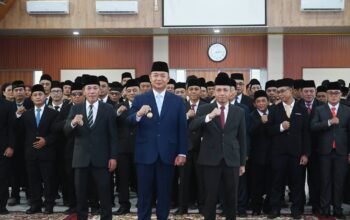 Bupati Ketapang lantik dan ambilan Sumpah/Janji Jabatan Administrator dan Pengawas di Lingkungan Pemerintah ketapang   Ketapang, DetikReportase.com kalbar – Bupati Ketapang lantik dan ambilan Sumpah/Janji Jabatan Administrator dan Pengawas di Lingkungan Kabupaten Ketapang, Jumat (2/10/2026) di lantai tiga  ruang rapat utama kantor bauapati. Berikut adalah daftar lengkap pejabat yang dilantik di lingkungan Pemerintah Kabupaten Ketapang   A. JABATAN ADMINISTRATOR (59 Pejabat)  1.Indrawati Kusuma Widhiastuti, S.I.P., M.Sc. – Kepala Bagian Perencanaan dan Keuangan Sekretariat Daerah 2Teddy Safrudin, S.IP – Kepala Bagian Organisasi Sekretariat Daerah 3.Andri Relegion, S.STP., M.A.P. – Kepala Bagian Protokol dan Komunikasi Pimpinan Sekretariat Daerah 4.Christine Sintari Ellen, S.Str., M.Sos. – Sekretaris Dinas Pendidikan 5.Prajuneka, S.K.M., M.PHC – Sekretaris Dinas Perhubungan 6.Asep Suhendar, S.E. – Sekretaris Dinas Komunikasi dan Informatika 7. Seth Arel, S.Th., M.A.P. – Sekretaris Dinas Pemberdayaan Masyarakat dan Pemerintahan Desa 8. Elly Hendrawati, SP, MMA – Sekretaris Dinas Pertanian, Peternakan dan Perkebunan 9. Hermansyahwiran, S.HUT., M.Sos. – Sekretaris Satuan Polisi Pamong Praja 10. Florensius Y.M. Tapun, S.T., M.A.P. – Sekretaris Badan Riset dan Inovasi Daerah 11. Yuliana KISLIN, S.Sos., M.A.P. – Sekretaris Badan Pendapatan Daerah 12. Drs. Nuryono, M.A.P. – Inspektur Pembantu I Inspektorat 13. Sutan Hariri Harahap, S.E., M.E. – Inspektur Pembantu II Inspektorat 14. Andi Manalu, S.PI., M.SoS. – Inspektur Pembantu IV Inspektorat 15. Sidik Budiyono, S.STP., M.M. – Inspektur Pembantu V Inspektorat 16. Amrullah, S.PKP., M.M. – Camat Delta Pawan 17. Trasunsius, S.Pd.SD., M.A.P. – Camat Jelai Hulu 18. Suryadi, S.PD – Camat Kendawangan 19. Abu Haira, S.IP., M.Sos. – Camat Nanga Tayap 20. Yuvinsius Seliman, S.E., M.E. – Camat Simpang Dua 21. Kristina Yesi Winarti, S.E., M.A.P. – Camat Simpang Hulu 22. Daniel Laumakany, S.TH., M.Pd.K – Camat Sungai Melayu Rayak 23. Helarius Trisno, S.Pd., M.A.P. – Kepala Bidang Pembinaan Sekolah Dasar Dinas Pendidikan 24. Toyib, S.Pd., M.Pd. – Kepala Bidang Pembinaan Sekolah Menengah Pertama Dinas Pendidikan 25. Dwi Ariwibowo S, S.SOS., M.Si – Kepala Bidang Perpustakaan Dinas Kearsipan dan Perpustakaan Daerah 26. Aries Pratama, S.Kom., M.M. – Kepala Bidang Kepemudaan Dinas Pemuda dan Olahraga 27. M Muhardi, SP. – Kepala Bidang Pembudayaan Olahraga Dinas Pemuda dan Olahraga 28. Frans Febryan, S.STP., M.E. – Kepala Bidang Peningkatan Prestasi Olahraga Dinas Pemuda dan Olahraga 29. Willy Indrayudha, S.E., M.M. – Kepala Bidang Sumber Daya Kesehatan Dinas Kesehatan 30. John Lay Hery, S.T., M.T. – Kepala Bidang Perindustrian Dinas Perdagangan 31. Lusia Budi Suswanti, S.Pd., M.E. – Kepala Bidang Pariwisata Dinas Pariwisata dan Kebudayaan 32. Deki Triadi, S.Pd., M.A.P. – Kepala Bidang Pengembangan Sumber Daya Ekonomi Kreatif Dinas Pariwisata dan Kebudayaan 33. Yusjunaidi, S.SOS – Kepala Bidang Fasilitasi Wilayah Desa Dinas Pemberdayaan Masyarakat dan Pemerintahan Desa 34. Wulandari, S.STP., M.A.P. – Kepala Bidang Pemerintahan Desa Dinas Pemberdayaan Masyarakat dan Pemerintahan Desa 35. Pankrasius, S.Pd., M.A.P. – Kepala Bidang Tenaga Kerja Dinas Tenaga Kerja dan Transmigrasi 36. Thrisia Edita, SP., M.A.P. – Kepala Bidang Tanaman Pangan dan Hortikultura Dinas Pertanian, Peternakan dan Perkebunan 37. Pius Iba, S.PT – Kepala Bidang Ketahanan Pangan Dinas Ketahanan Pangan dan Perikanan 38. Dedi, S.I.P – Kepala Bidang Ketentraman Masyarakat dan Ketertiban Umum Satuan Polisi Pamong Praja 39. Markus Rudi Hartono, S.P.D., M.Sos. – Kepala Bidang Perlindungan Masyarakat Satuan Polisi Pamong Praja 40. Rajansyah, S.Pd., M.PD – Kepala Bidang Pemerintahan dan Sosial Budaya Badan Perencanaan Pembangunan Daerah 41. Jamil, S.E., M.E. – Kepala Bidang Anggaran Badan Pengelola Keuangan dan Aset Daerah 42. Elisabet, S.E., M.Si. – Kepala Bidang Perbendaharaan Badan Pengelola Keuangan dan Aset Daerah 43. Prima Febria Prisliawan, S.E., M.E. – Kepala Bidang Aset Daerah Badan Pengelola Keuangan dan Aset Daerah 44. Nur Fadly, S.H., M.Si. – Kepala Bidang Pengelolaan Penerimaan Daerah Badan Pendapatan Daerah 45. Herman Suwanto, S.IP – Kepala Bidang Pengembangan Aparatur Sipil Negara Badan Kepegawaian dan Pengembangan Sumber Daya Manusia 46. Gerardus Jonoh, S.PD. – Sekretaris Badan Penanggulangan Bencana Daerah 47. Hendri, S.E., M.M. – Kepala Bidang Pencegahan dan Kesiapsiagaan Badan Penanggulangan Bencana Daerah 48. Apolonius, S.PD – Sekretaris Kecamatan Delta Pawan 49. Andreas Sartono, S.PD – Sekretaris Kecamatan Hulu Sungai 50. Iskandar, S.E., M.SOS. – Sekretaris Kecamatan Kendawangan 51. Juntin, S.PD – Sekretaris Kecamatan Manis Mata 52. Darmawansyah, S.Kom., M.Si. – Sekretaris Kecamatan Matan Hilir Selatan 53. Yako Antonius, S.Pd., M.SOS. – Sekretaris Kecamatan Nanga Tayap 54. Rahmat Kartolo, S.Pd.I., M.SOS. – Sekretaris Kecamatan Pemahan 55. Hendrikus, S.I.P., M.A.P. – Sekretaris Kecamatan Singkup 56. Suryanto, S.E., M.M. – Sekretaris Kecamatan Sungai Melayu Rayak 57. Abdul Razak, S.E., M.SOS. – Kepala Bagian Tata Usaha RSUD dr. Agoesdjam Ketapang 58. Marselius Dedi, S.STP, M.SOS – Sekretaris Dinas Kependudukan dan Pencatatan Sipil 59. Andry Novianto, S.H – Kepala Bidang Pemanfaatan Data dan Inovasi Pelayanan Dinas Kependudukan dan Pencatatan Sipil  B. JABATAN PENGAWAS (56 Pejabat) 5.Medyan, S.STP – Kepala Subbagian Protokol Bagian Protokol dan Komunikasi Pimpinan Sekretariat Daerah 4.Kordinatus, S.H., M.A.P – Kepala Subbagian Umum dan Kepegawaian Dinas Pemuda dan Olahraga 3.Neni Endang Kusniarti, S.P.D., M.A.P. – Kepala Subbagian Umum dan Kepegawaian Dinas Tenaga Kerja dan Transmigrasi 4.Supardi, S.PKP – Kepala UPT Balai Produksi Benih Tanaman Pangan dan Hortikultura Dinas Pertanian, Peternakan dan Perkebunan 5.Agus Fitria Syandi, S.E. – Kepala Subbagian Penyusunan Program dan Keuangan Satuan Polisi Pamong Praja 6.Arief Rachman, S.STP., M.E. – Kepala Subbagian Penyusunan Anggaran Badan Pengelola Keuangan dan Aset Daerah 7. Stefanus, S.E., M.A.P. – Kepala Subbagian Penatausahaan Penerimaan, Pembiayaan dan Kas Daerah Badan Pengelola Keuangan dan Aset Daerah 8. Emma Suhartini, SP – Kepala Subbagian Penyusunan Program dan Keuangan Badan Kepegawaian dan Pengembangan Sumber Daya Manusia 9. Monika, S.Pd – Kepala Subbagian Umum dan Kepegawaian Badan Kesatuan Bangsa dan Politik 10. Boromius, S.PD – Kepala Seksi Pemberdayaan Masyarakat Kecamatan Air Upas 11. Albadron, S.E. – Kepala Seksi Tata Pemerintahan Kecamatan Benua Kayong 12. Uti Assaji, S.PD – Kepala Seksi Ketentraman dan Ketertiban Umum Kecamatan Benua Kayong 13. Hartono, S.P. – Kepala Seksi Pemberdayaan Masyarakat Kecamatan Kendawangan 14. Ns. Supriyatno, S.KEP. – Kepala Seksi Ekonomi, Pembangunan dan Kesejahteraan Sosial Kecamatan Kendawangan 15. Rahmat Karminto, S.I.P. – Kepala Seksi Ekonomi, Pembangunan dan Kesejahteraan Sosial Kecamatan Manis Mata 16. Nita Rupita, A.MD – Kepala Seksi Ketentraman dan Ketertiban Umum Kecamatan Manis Mata 17. Philip, S.PD – Kepala Seksi Ekonomi, Pembangunan dan Kesejahteraan Sosial Kecamatan Manis Mata 18. Banianto, S.AK – Kepala Seksi Pemberdayaan Masyarakat Kecamatan Matan Hilir Utara 19. Jamaludin, S.A.P., M.E. – Kepala Seksi Tata Pemerintahan Kecamatan Nanga Tayap 20. Riza Fahlepi, S.T., M.M. – Kepala Seksi Ekonomi, Pembangunan dan Kesejahteraan Sosial Kecamatan Pemahan 21. Salvinus Andreas, S.PD.SD – Kepala Seksi Tata Pemerintahan Kecamatan Simpang Dua 22. Markus Timbun, S.Pd., M.A.P. – Kepala Seksi Ketentraman dan Ketertiban Umum Kecamatan Simpang Dua 23. Martin, ST – Kepala Seksi Ekonomi, Pembangunan dan Kesejahteraan Sosial Kecamatan Simpang Hulu 24. Rachmad Kurniawan, S.M. – Kepala Seksi Ketentraman dan Ketertiban Umum Kecamatan Simpang Hulu 25. Parlin, S.PD – Kepala Seksi Ekonomi, Pembangunan dan Kesejahteraan Sosial Kecamatan Singkup 26. Irna Marsia, S.E. – Kepala Seksi Ekonomi, Pembangunan dan Kesejahteraan Sosial Kecamatan Sungai Laur 27. Yosep, S.PD – Kepala Seksi Pemberdayaan Masyarakat Kecamatan Sungai Melayu Rayak 28. Ahmadi, A.MD – Kepala Seksi Ekonomi, Pembangunan dan Kesejahteraan Sosial Kecamatan Sungai Melayu Rayak 29. Maria Goretti Rusanti, S.P., M.P. – Kepala Seksi Ekonomi, Pembangunan dan Kesejahteraan Sosial Kecamatan Tumbang Titi 30. Thomas Alemantara, S.K.M. – Kepala Seksi Penunjang Non Medis RSUD dr. Agoesdjam Ketapang 31. Slamet Hadi, S.ST., M.A.P. – Lurah Sampit 32. Prayoga Agung Papanean, S.STP., M.A.P. – Lurah Kantor 33. Melanius Momang, S.I.P. – Kepala UPT Perlengkapan, Perbengkelan dan Laboratorium Dinas Pekerjaan Umum dan Tata Ruang 34. Erol, S.E. – Kepala Subbagian Tata Usaha UPT Balai Pelaksana Penyuluhan Pertanian Dinas Pertanian, Peternakan dan Perkebunan 35. Subiantoro, SP., M.P. – Kepala Subbagian Keuangan Kecamatan Air Upas 36. Dedi Susanto, S.P.D.I., M.M. – Kepala Subbagian Keuangan Kecamatan Delta Pawan 37. Sumawaty BR Tarigan, S.E. – Kepala Subbagian Keuangan Kecamatan Delta Pawan 38. Tadeus Herlydes, S.PD.SD – Kepala Subbagian Keuangan Kecamatan Hulu Sungai 39. Agus Wilyannur, S.PD. – Kepala Subbagian Keuangan Kecamatan Manis Mata 40. Toni, S.I.P. – Kepala Subbagian Umum Kecamatan Marau 41. Syutardi, S.M. – Kepala Subbagian Umum Kecamatan Matan Hilir Utara 42. Nur Rohmat, S.PD – Kepala Subbagian Keuangan Kecamatan Matan Hilir Selatan 43. Mursalim, S.M. – Kepala Subbagian Keuangan Kecamatan Nanga Tayap 44. Ahmad Risani, A.MD – Kepala Subbagian Keuangan Kecamatan Pemahan 45. Surya Negara, S.PD – Kepala Subbagian Keuangan Kecamatan Simpang Dua 46. Yopie Natalinus, S.PD – Kepala Subbagian Umum Kecamatan Sungai Laur 47. Dini, S.PD – Kepala Subbagian Keuangan Kecamatan Sungai Melayu Rayak 48. Kristin Riyana, A.MD – Kepala Subbagian Umum Kecamatan Tumbang Titi 49. Kristin A IN, S.I.P. – Kepala Subbagian Keuangan Kecamatan Tumbang Titi 50. Rahmad Supandi, S.I.P. – Kepala Seksi Ketentraman dan Ketertiban Umum Kelurahan Kantor 51. Andhika Pratama, A.MD – Kepala Seksi Tata Pemerintahan Kelurahan Mulia Baru 52. Doubles Rizal, S.PD – Kepala Seksi Ekonomi, Pembangunan, dan Kesejahteraan Sosial Kelurahan Mulia Baru 53. S.M. Fadli, S.SOS. – Kepala Seksi Tata Pemerintahan Kelurahan Kauman 54. Yohanes Gundam, S.Pd.I., M.E. – Kepala Seksi Ketentraman dan Ketertiban Umum Kelurahan Kauman 55. Joko Sukarno, S.E. – Sekretaris Kelurahan Mulia Kerta 56. Helda, S.K.M., M.SOS. – Kepala Seksi Tata Pemerintahan Kelurahan Tengah  Detik.Reportase.com kalbar
