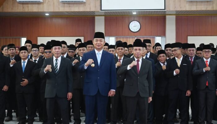 Bupati Ketapang lantik dan ambilan Sumpah/Janji Jabatan Administrator dan Pengawas di Lingkungan Pemerintah ketapang   Ketapang, DetikReportase.com kalbar – Bupati Ketapang lantik dan ambilan Sumpah/Janji Jabatan Administrator dan Pengawas di Lingkungan Kabupaten Ketapang, Jumat (2/10/2026) di lantai tiga  ruang rapat utama kantor bauapati. Berikut adalah daftar lengkap pejabat yang dilantik di lingkungan Pemerintah Kabupaten Ketapang   A. JABATAN ADMINISTRATOR (59 Pejabat)  1.Indrawati Kusuma Widhiastuti, S.I.P., M.Sc. – Kepala Bagian Perencanaan dan Keuangan Sekretariat Daerah 2Teddy Safrudin, S.IP – Kepala Bagian Organisasi Sekretariat Daerah 3.Andri Relegion, S.STP., M.A.P. – Kepala Bagian Protokol dan Komunikasi Pimpinan Sekretariat Daerah 4.Christine Sintari Ellen, S.Str., M.Sos. – Sekretaris Dinas Pendidikan 5.Prajuneka, S.K.M., M.PHC – Sekretaris Dinas Perhubungan 6.Asep Suhendar, S.E. – Sekretaris Dinas Komunikasi dan Informatika 7. Seth Arel, S.Th., M.A.P. – Sekretaris Dinas Pemberdayaan Masyarakat dan Pemerintahan Desa 8. Elly Hendrawati, SP, MMA – Sekretaris Dinas Pertanian, Peternakan dan Perkebunan 9. Hermansyahwiran, S.HUT., M.Sos. – Sekretaris Satuan Polisi Pamong Praja 10. Florensius Y.M. Tapun, S.T., M.A.P. – Sekretaris Badan Riset dan Inovasi Daerah 11. Yuliana KISLIN, S.Sos., M.A.P. – Sekretaris Badan Pendapatan Daerah 12. Drs. Nuryono, M.A.P. – Inspektur Pembantu I Inspektorat 13. Sutan Hariri Harahap, S.E., M.E. – Inspektur Pembantu II Inspektorat 14. Andi Manalu, S.PI., M.SoS. – Inspektur Pembantu IV Inspektorat 15. Sidik Budiyono, S.STP., M.M. – Inspektur Pembantu V Inspektorat 16. Amrullah, S.PKP., M.M. – Camat Delta Pawan 17. Trasunsius, S.Pd.SD., M.A.P. – Camat Jelai Hulu 18. Suryadi, S.PD – Camat Kendawangan 19. Abu Haira, S.IP., M.Sos. – Camat Nanga Tayap 20. Yuvinsius Seliman, S.E., M.E. – Camat Simpang Dua 21. Kristina Yesi Winarti, S.E., M.A.P. – Camat Simpang Hulu 22. Daniel Laumakany, S.TH., M.Pd.K – Camat Sungai Melayu Rayak 23. Helarius Trisno, S.Pd., M.A.P. – Kepala Bidang Pembinaan Sekolah Dasar Dinas Pendidikan 24. Toyib, S.Pd., M.Pd. – Kepala Bidang Pembinaan Sekolah Menengah Pertama Dinas Pendidikan 25. Dwi Ariwibowo S, S.SOS., M.Si – Kepala Bidang Perpustakaan Dinas Kearsipan dan Perpustakaan Daerah 26. Aries Pratama, S.Kom., M.M. – Kepala Bidang Kepemudaan Dinas Pemuda dan Olahraga 27. M Muhardi, SP. – Kepala Bidang Pembudayaan Olahraga Dinas Pemuda dan Olahraga 28. Frans Febryan, S.STP., M.E. – Kepala Bidang Peningkatan Prestasi Olahraga Dinas Pemuda dan Olahraga 29. Willy Indrayudha, S.E., M.M. – Kepala Bidang Sumber Daya Kesehatan Dinas Kesehatan 30. John Lay Hery, S.T., M.T. – Kepala Bidang Perindustrian Dinas Perdagangan 31. Lusia Budi Suswanti, S.Pd., M.E. – Kepala Bidang Pariwisata Dinas Pariwisata dan Kebudayaan 32. Deki Triadi, S.Pd., M.A.P. – Kepala Bidang Pengembangan Sumber Daya Ekonomi Kreatif Dinas Pariwisata dan Kebudayaan 33. Yusjunaidi, S.SOS – Kepala Bidang Fasilitasi Wilayah Desa Dinas Pemberdayaan Masyarakat dan Pemerintahan Desa 34. Wulandari, S.STP., M.A.P. – Kepala Bidang Pemerintahan Desa Dinas Pemberdayaan Masyarakat dan Pemerintahan Desa 35. Pankrasius, S.Pd., M.A.P. – Kepala Bidang Tenaga Kerja Dinas Tenaga Kerja dan Transmigrasi 36. Thrisia Edita, SP., M.A.P. – Kepala Bidang Tanaman Pangan dan Hortikultura Dinas Pertanian, Peternakan dan Perkebunan 37. Pius Iba, S.PT – Kepala Bidang Ketahanan Pangan Dinas Ketahanan Pangan dan Perikanan 38. Dedi, S.I.P – Kepala Bidang Ketentraman Masyarakat dan Ketertiban Umum Satuan Polisi Pamong Praja 39. Markus Rudi Hartono, S.P.D., M.Sos. – Kepala Bidang Perlindungan Masyarakat Satuan Polisi Pamong Praja 40. Rajansyah, S.Pd., M.PD – Kepala Bidang Pemerintahan dan Sosial Budaya Badan Perencanaan Pembangunan Daerah 41. Jamil, S.E., M.E. – Kepala Bidang Anggaran Badan Pengelola Keuangan dan Aset Daerah 42. Elisabet, S.E., M.Si. – Kepala Bidang Perbendaharaan Badan Pengelola Keuangan dan Aset Daerah 43. Prima Febria Prisliawan, S.E., M.E. – Kepala Bidang Aset Daerah Badan Pengelola Keuangan dan Aset Daerah 44. Nur Fadly, S.H., M.Si. – Kepala Bidang Pengelolaan Penerimaan Daerah Badan Pendapatan Daerah 45. Herman Suwanto, S.IP – Kepala Bidang Pengembangan Aparatur Sipil Negara Badan Kepegawaian dan Pengembangan Sumber Daya Manusia 46. Gerardus Jonoh, S.PD. – Sekretaris Badan Penanggulangan Bencana Daerah 47. Hendri, S.E., M.M. – Kepala Bidang Pencegahan dan Kesiapsiagaan Badan Penanggulangan Bencana Daerah 48. Apolonius, S.PD – Sekretaris Kecamatan Delta Pawan 49. Andreas Sartono, S.PD – Sekretaris Kecamatan Hulu Sungai 50. Iskandar, S.E., M.SOS. – Sekretaris Kecamatan Kendawangan 51. Juntin, S.PD – Sekretaris Kecamatan Manis Mata 52. Darmawansyah, S.Kom., M.Si. – Sekretaris Kecamatan Matan Hilir Selatan 53. Yako Antonius, S.Pd., M.SOS. – Sekretaris Kecamatan Nanga Tayap 54. Rahmat Kartolo, S.Pd.I., M.SOS. – Sekretaris Kecamatan Pemahan 55. Hendrikus, S.I.P., M.A.P. – Sekretaris Kecamatan Singkup 56. Suryanto, S.E., M.M. – Sekretaris Kecamatan Sungai Melayu Rayak 57. Abdul Razak, S.E., M.SOS. – Kepala Bagian Tata Usaha RSUD dr. Agoesdjam Ketapang 58. Marselius Dedi, S.STP, M.SOS – Sekretaris Dinas Kependudukan dan Pencatatan Sipil 59. Andry Novianto, S.H – Kepala Bidang Pemanfaatan Data dan Inovasi Pelayanan Dinas Kependudukan dan Pencatatan Sipil  B. JABATAN PENGAWAS (56 Pejabat) 5.Medyan, S.STP – Kepala Subbagian Protokol Bagian Protokol dan Komunikasi Pimpinan Sekretariat Daerah 4.Kordinatus, S.H., M.A.P – Kepala Subbagian Umum dan Kepegawaian Dinas Pemuda dan Olahraga 3.Neni Endang Kusniarti, S.P.D., M.A.P. – Kepala Subbagian Umum dan Kepegawaian Dinas Tenaga Kerja dan Transmigrasi 4.Supardi, S.PKP – Kepala UPT Balai Produksi Benih Tanaman Pangan dan Hortikultura Dinas Pertanian, Peternakan dan Perkebunan 5.Agus Fitria Syandi, S.E. – Kepala Subbagian Penyusunan Program dan Keuangan Satuan Polisi Pamong Praja 6.Arief Rachman, S.STP., M.E. – Kepala Subbagian Penyusunan Anggaran Badan Pengelola Keuangan dan Aset Daerah 7. Stefanus, S.E., M.A.P. – Kepala Subbagian Penatausahaan Penerimaan, Pembiayaan dan Kas Daerah Badan Pengelola Keuangan dan Aset Daerah 8. Emma Suhartini, SP – Kepala Subbagian Penyusunan Program dan Keuangan Badan Kepegawaian dan Pengembangan Sumber Daya Manusia 9. Monika, S.Pd – Kepala Subbagian Umum dan Kepegawaian Badan Kesatuan Bangsa dan Politik 10. Boromius, S.PD – Kepala Seksi Pemberdayaan Masyarakat Kecamatan Air Upas 11. Albadron, S.E. – Kepala Seksi Tata Pemerintahan Kecamatan Benua Kayong 12. Uti Assaji, S.PD – Kepala Seksi Ketentraman dan Ketertiban Umum Kecamatan Benua Kayong 13. Hartono, S.P. – Kepala Seksi Pemberdayaan Masyarakat Kecamatan Kendawangan 14. Ns. Supriyatno, S.KEP. – Kepala Seksi Ekonomi, Pembangunan dan Kesejahteraan Sosial Kecamatan Kendawangan 15. Rahmat Karminto, S.I.P. – Kepala Seksi Ekonomi, Pembangunan dan Kesejahteraan Sosial Kecamatan Manis Mata 16. Nita Rupita, A.MD – Kepala Seksi Ketentraman dan Ketertiban Umum Kecamatan Manis Mata 17. Philip, S.PD – Kepala Seksi Ekonomi, Pembangunan dan Kesejahteraan Sosial Kecamatan Manis Mata 18. Banianto, S.AK – Kepala Seksi Pemberdayaan Masyarakat Kecamatan Matan Hilir Utara 19. Jamaludin, S.A.P., M.E. – Kepala Seksi Tata Pemerintahan Kecamatan Nanga Tayap 20. Riza Fahlepi, S.T., M.M. – Kepala Seksi Ekonomi, Pembangunan dan Kesejahteraan Sosial Kecamatan Pemahan 21. Salvinus Andreas, S.PD.SD – Kepala Seksi Tata Pemerintahan Kecamatan Simpang Dua 22. Markus Timbun, S.Pd., M.A.P. – Kepala Seksi Ketentraman dan Ketertiban Umum Kecamatan Simpang Dua 23. Martin, ST – Kepala Seksi Ekonomi, Pembangunan dan Kesejahteraan Sosial Kecamatan Simpang Hulu 24. Rachmad Kurniawan, S.M. – Kepala Seksi Ketentraman dan Ketertiban Umum Kecamatan Simpang Hulu 25. Parlin, S.PD – Kepala Seksi Ekonomi, Pembangunan dan Kesejahteraan Sosial Kecamatan Singkup 26. Irna Marsia, S.E. – Kepala Seksi Ekonomi, Pembangunan dan Kesejahteraan Sosial Kecamatan Sungai Laur 27. Yosep, S.PD – Kepala Seksi Pemberdayaan Masyarakat Kecamatan Sungai Melayu Rayak 28. Ahmadi, A.MD – Kepala Seksi Ekonomi, Pembangunan dan Kesejahteraan Sosial Kecamatan Sungai Melayu Rayak 29. Maria Goretti Rusanti, S.P., M.P. – Kepala Seksi Ekonomi, Pembangunan dan Kesejahteraan Sosial Kecamatan Tumbang Titi 30. Thomas Alemantara, S.K.M. – Kepala Seksi Penunjang Non Medis RSUD dr. Agoesdjam Ketapang 31. Slamet Hadi, S.ST., M.A.P. – Lurah Sampit 32. Prayoga Agung Papanean, S.STP., M.A.P. – Lurah Kantor 33. Melanius Momang, S.I.P. – Kepala UPT Perlengkapan, Perbengkelan dan Laboratorium Dinas Pekerjaan Umum dan Tata Ruang 34. Erol, S.E. – Kepala Subbagian Tata Usaha UPT Balai Pelaksana Penyuluhan Pertanian Dinas Pertanian, Peternakan dan Perkebunan 35. Subiantoro, SP., M.P. – Kepala Subbagian Keuangan Kecamatan Air Upas 36. Dedi Susanto, S.P.D.I., M.M. – Kepala Subbagian Keuangan Kecamatan Delta Pawan 37. Sumawaty BR Tarigan, S.E. – Kepala Subbagian Keuangan Kecamatan Delta Pawan 38. Tadeus Herlydes, S.PD.SD – Kepala Subbagian Keuangan Kecamatan Hulu Sungai 39. Agus Wilyannur, S.PD. – Kepala Subbagian Keuangan Kecamatan Manis Mata 40. Toni, S.I.P. – Kepala Subbagian Umum Kecamatan Marau 41. Syutardi, S.M. – Kepala Subbagian Umum Kecamatan Matan Hilir Utara 42. Nur Rohmat, S.PD – Kepala Subbagian Keuangan Kecamatan Matan Hilir Selatan 43. Mursalim, S.M. – Kepala Subbagian Keuangan Kecamatan Nanga Tayap 44. Ahmad Risani, A.MD – Kepala Subbagian Keuangan Kecamatan Pemahan 45. Surya Negara, S.PD – Kepala Subbagian Keuangan Kecamatan Simpang Dua 46. Yopie Natalinus, S.PD – Kepala Subbagian Umum Kecamatan Sungai Laur 47. Dini, S.PD – Kepala Subbagian Keuangan Kecamatan Sungai Melayu Rayak 48. Kristin Riyana, A.MD – Kepala Subbagian Umum Kecamatan Tumbang Titi 49. Kristin A IN, S.I.P. – Kepala Subbagian Keuangan Kecamatan Tumbang Titi 50. Rahmad Supandi, S.I.P. – Kepala Seksi Ketentraman dan Ketertiban Umum Kelurahan Kantor 51. Andhika Pratama, A.MD – Kepala Seksi Tata Pemerintahan Kelurahan Mulia Baru 52. Doubles Rizal, S.PD – Kepala Seksi Ekonomi, Pembangunan, dan Kesejahteraan Sosial Kelurahan Mulia Baru 53. S.M. Fadli, S.SOS. – Kepala Seksi Tata Pemerintahan Kelurahan Kauman 54. Yohanes Gundam, S.Pd.I., M.E. – Kepala Seksi Ketentraman dan Ketertiban Umum Kelurahan Kauman 55. Joko Sukarno, S.E. – Sekretaris Kelurahan Mulia Kerta 56. Helda, S.K.M., M.SOS. – Kepala Seksi Tata Pemerintahan Kelurahan Tengah  Detik.Reportase.com kalbar